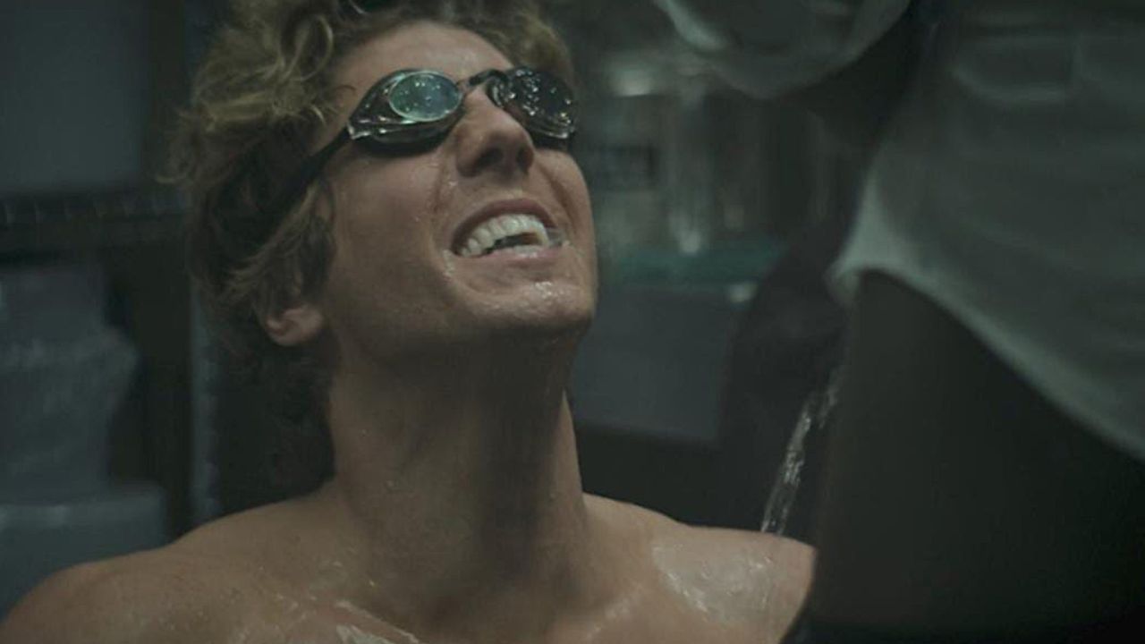 Lukas Gage en You serie de netflix escena gay lluvia dorada