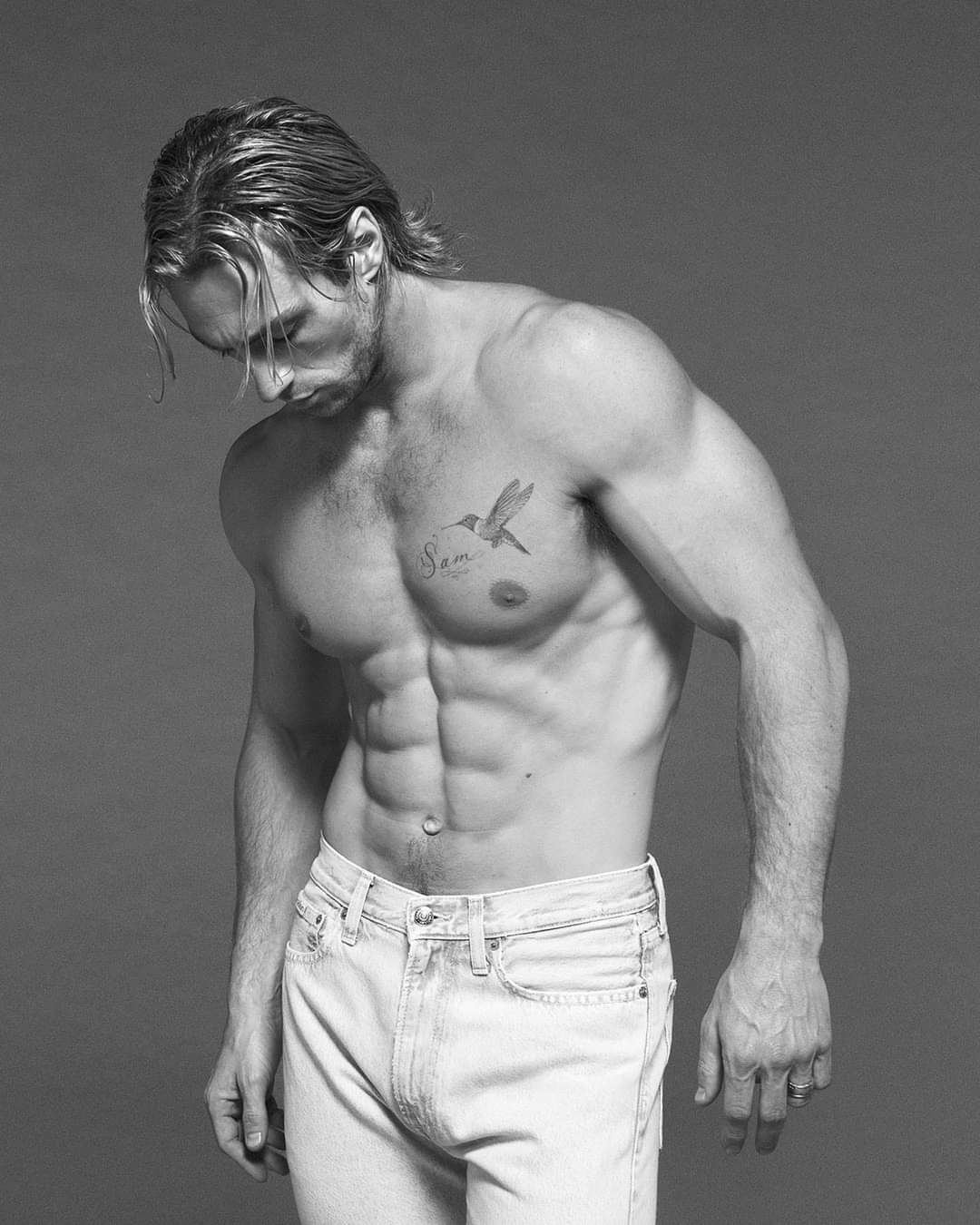 Aaron Taylor-Johnson Calvin Klein sin playera con pantalones de mezclilla