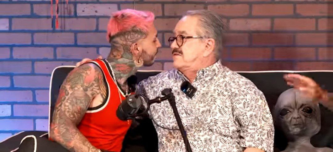 Aldair Leal acercándose a Pedro Sola.