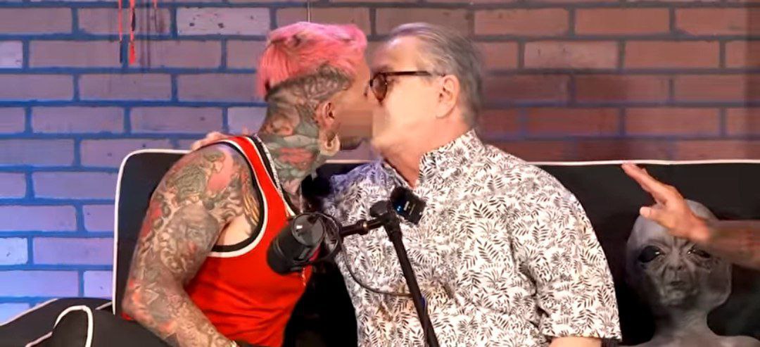 Pedro Sola beso con Aldair Leal