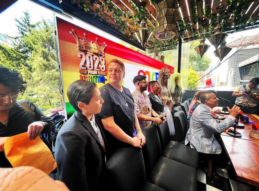 Alfredo Adame en la presentación de la Marcha LGBT+ del comité Gay Pride Comunidad LGBTTTIQ sin automotores marcha orgullo lgbt