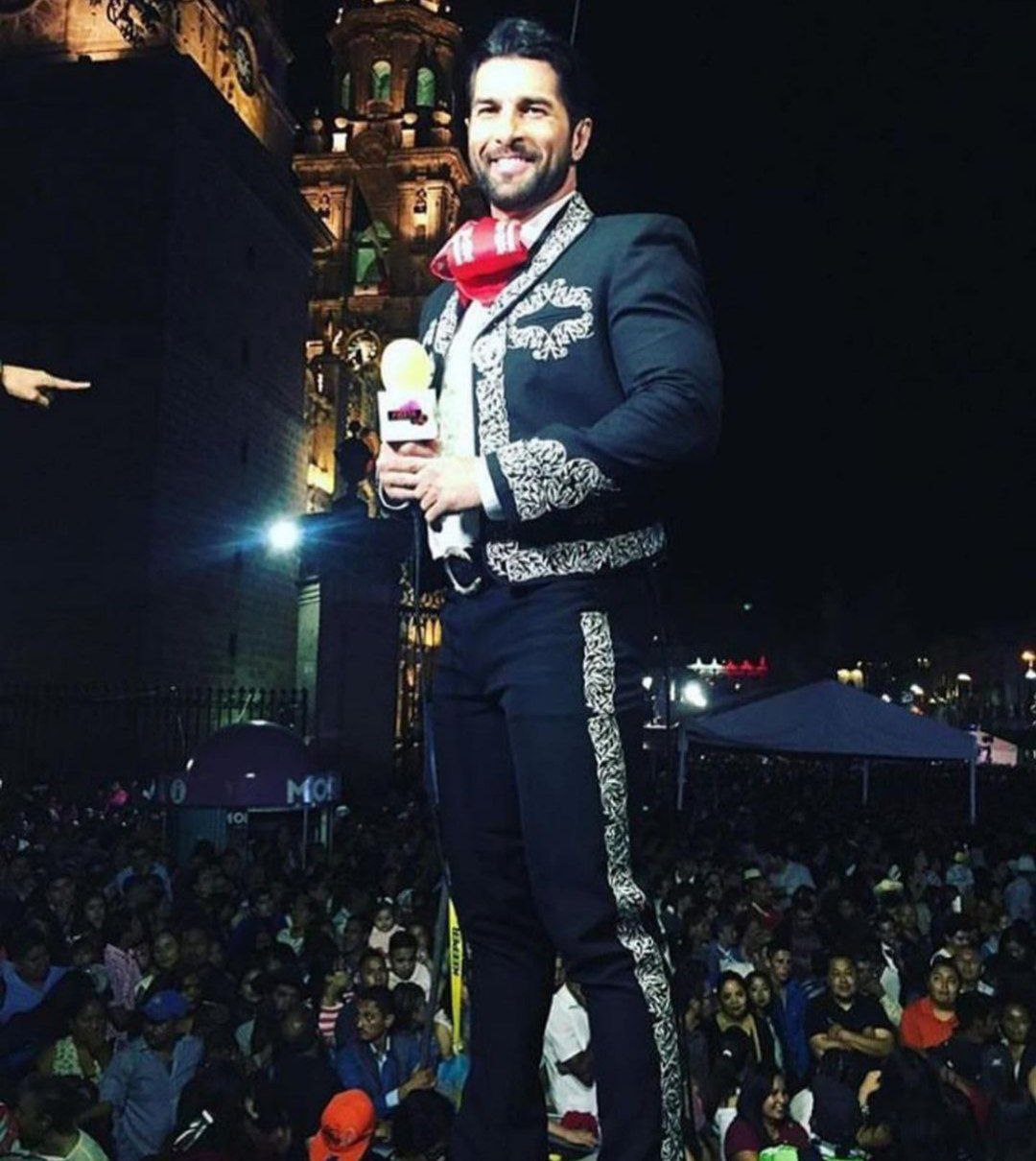 Arturo Carmona con traje de charro