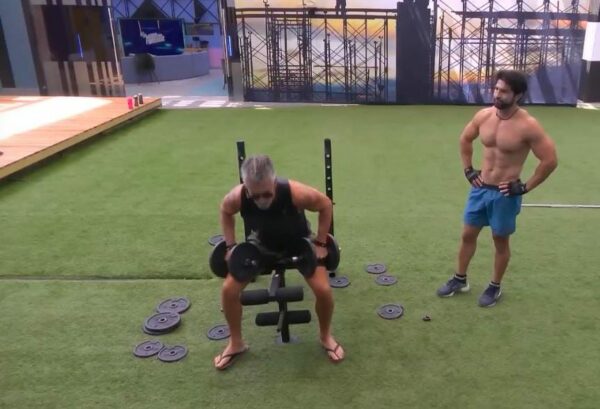 Arturo Carmona haciendo pesas