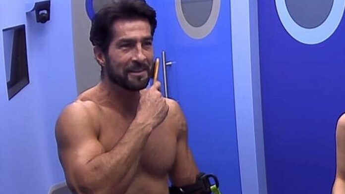 Arturo Carmona en la casa de los famosos de telemundo críticas de Osmel Sousa y Madison Anderson