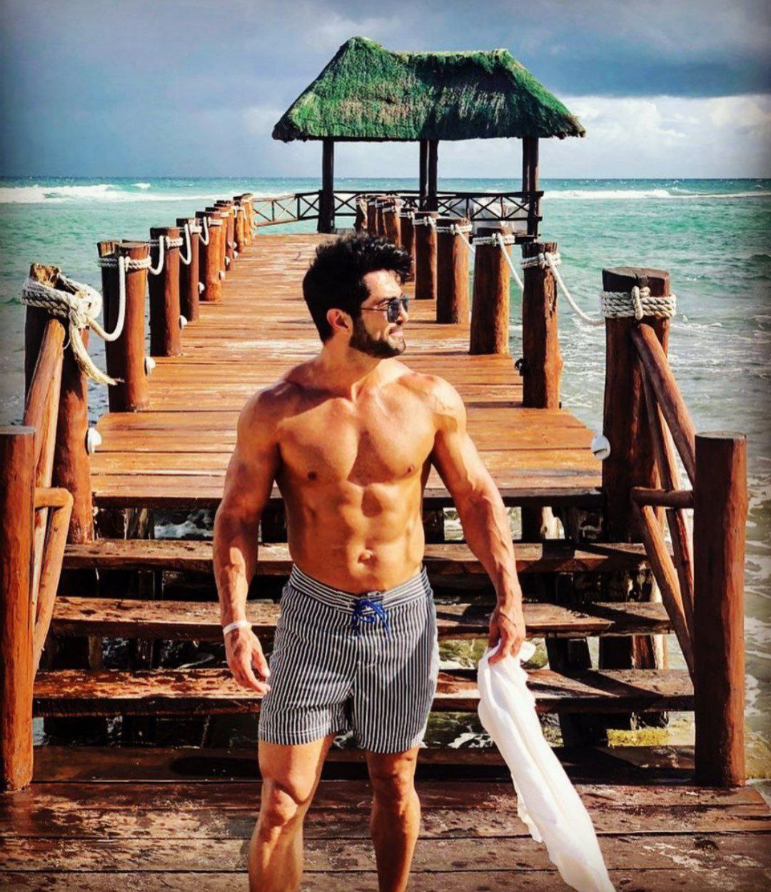 Arturo Carmona en la playa