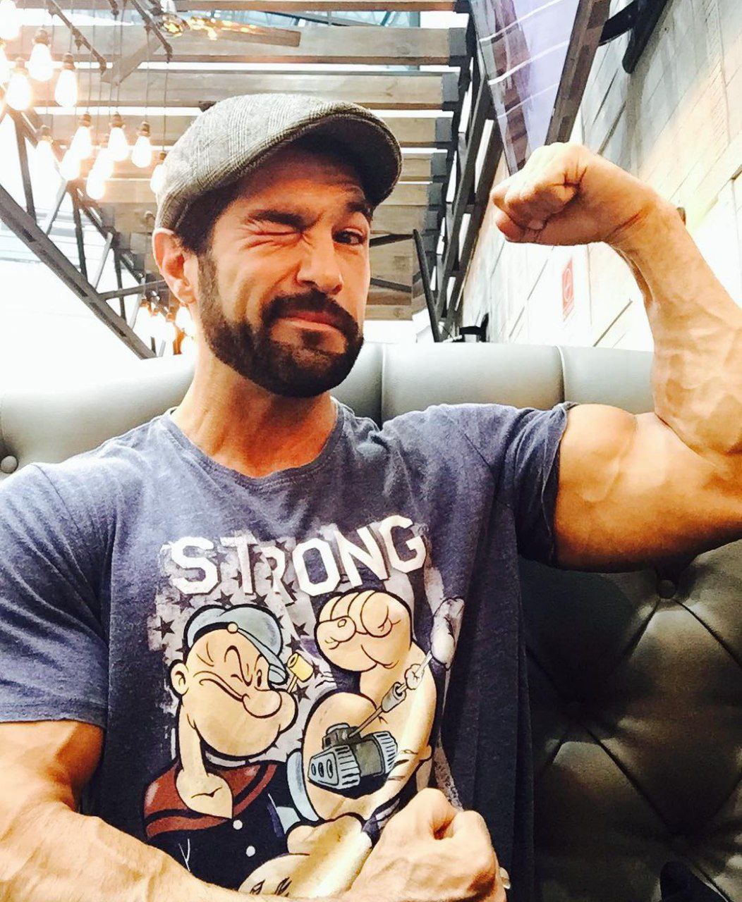 Actor con playera de Popeye