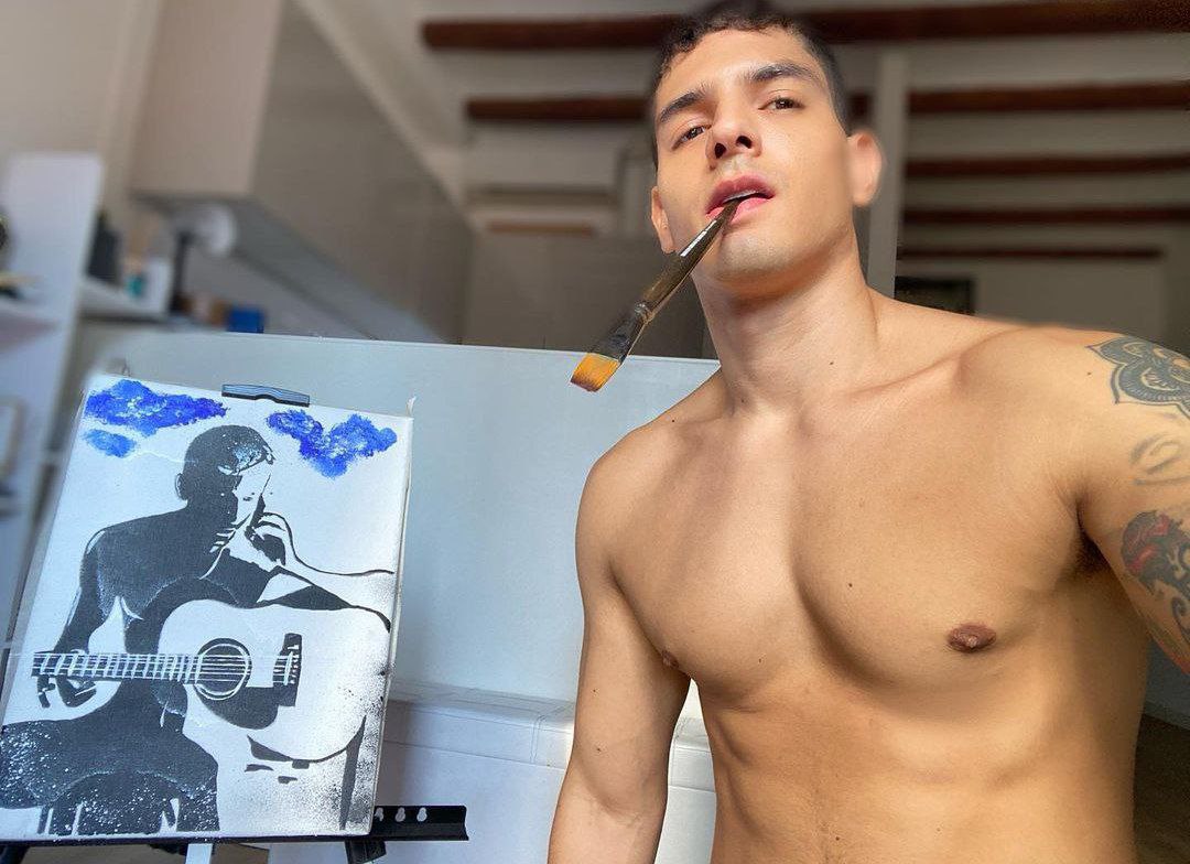 Bastian Karim tiene cabello y ojos cafés.