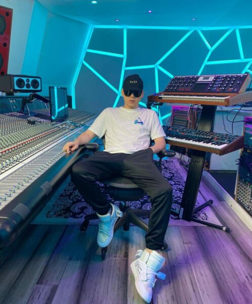 Bizarrap productor en estudio