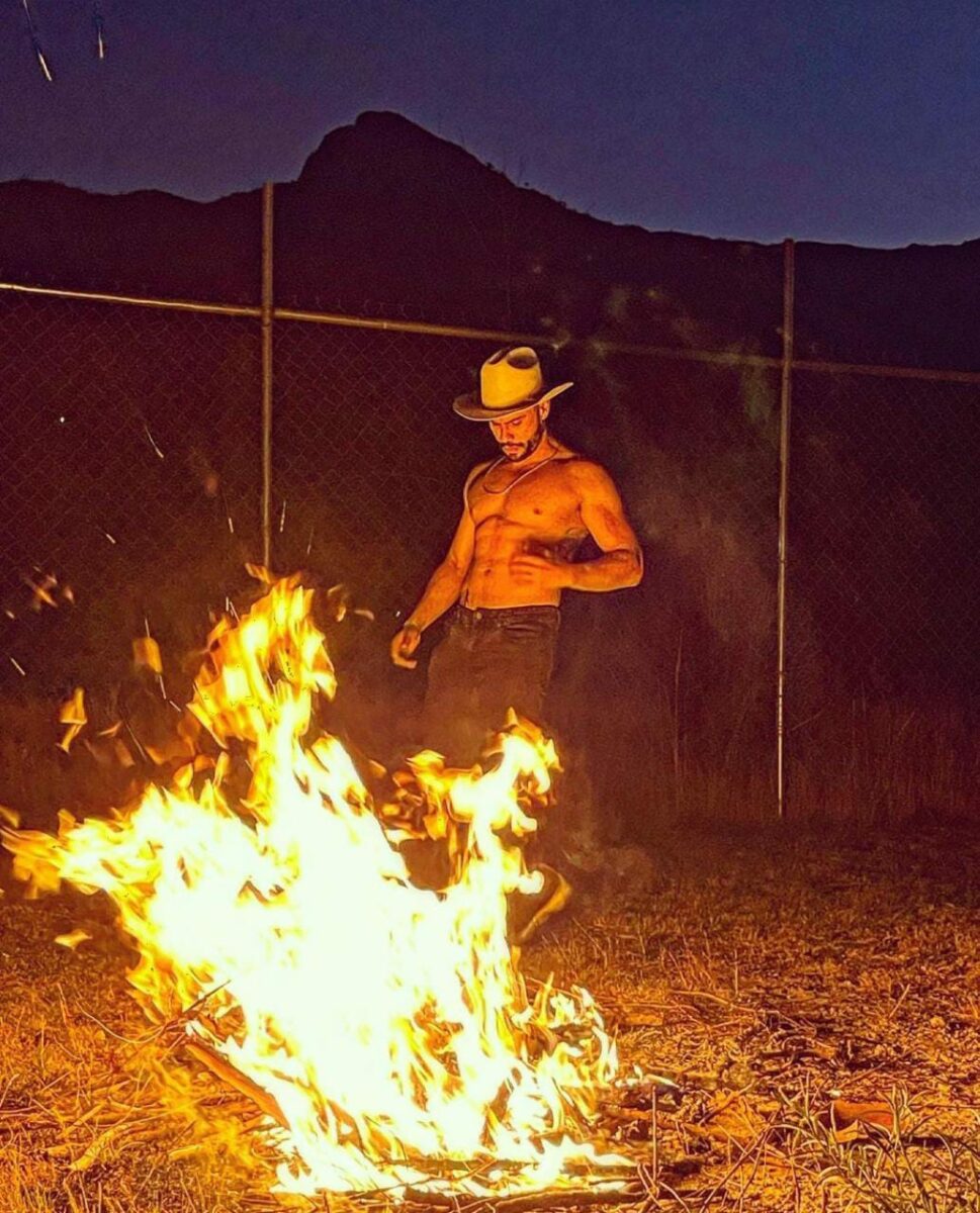 Carlos Speitzer junto al fuego.