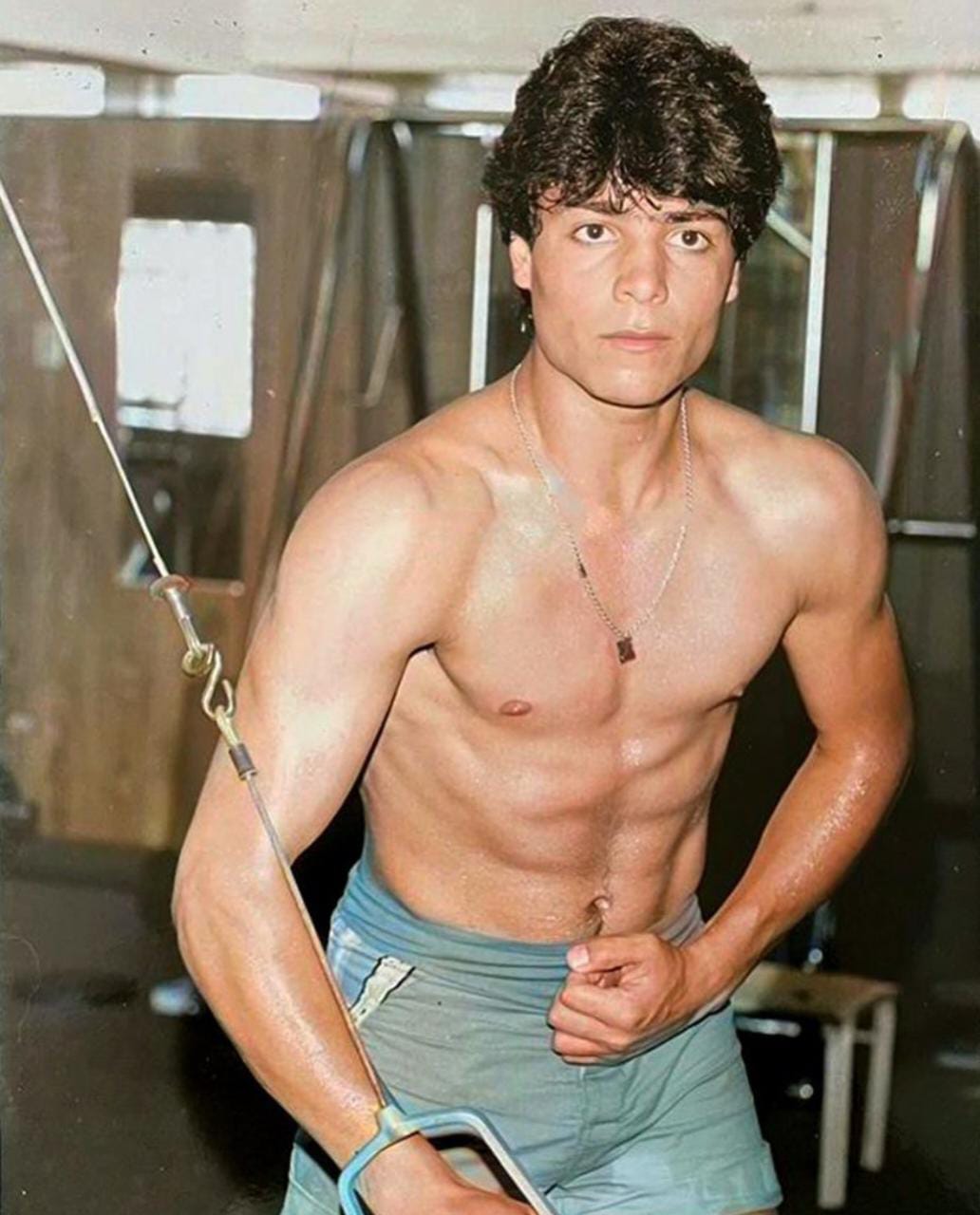 Chayanne foto antigua en el gimnasio