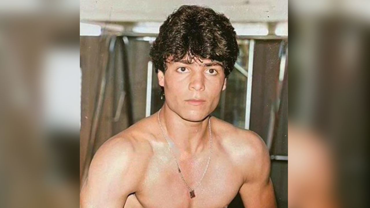 Chayanne foto sin playera en el gimnasio de joven