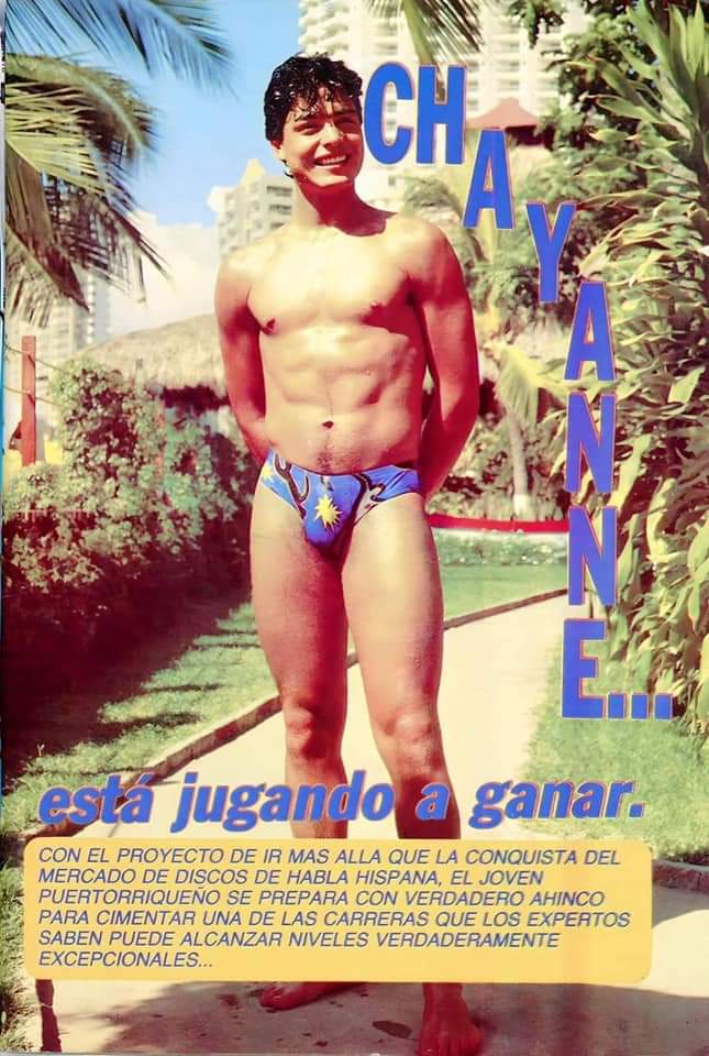 Chayanne en traje de baño azul de joven