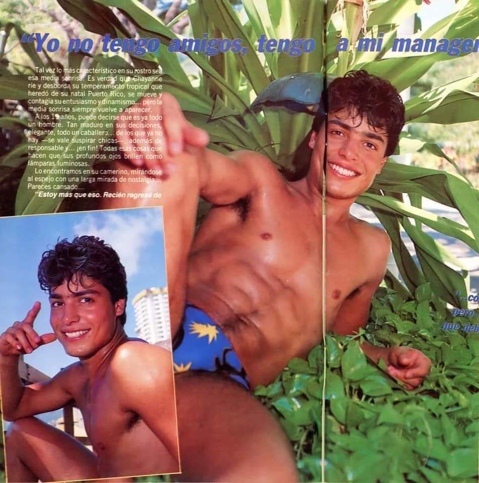 Chayanne a sus 18 años en traje de baño