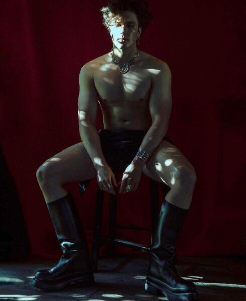 Cody Fern en sesión de fotos