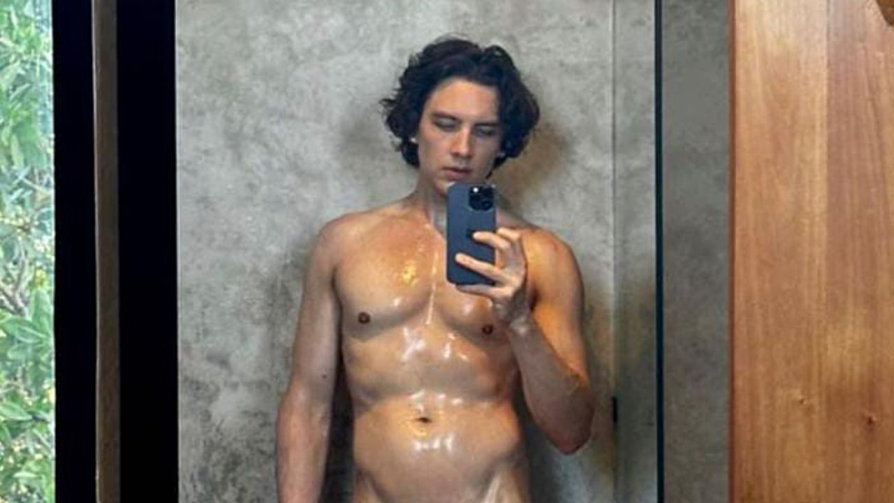Cody Fern foto de Instagram sin ropa ducha