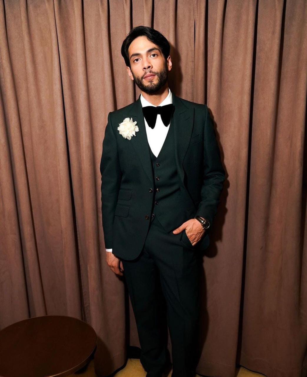 Diego Calva en traje