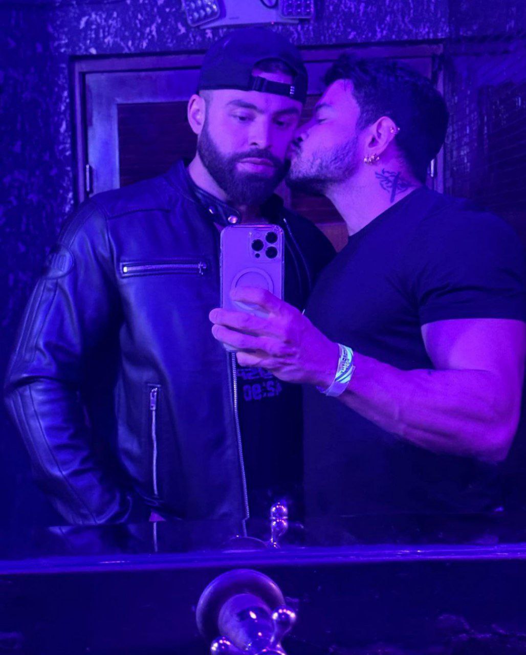 Alejo Ospina junto a Jacob Bojarski beso.