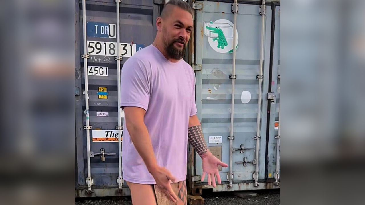 Jason Momoa video mejillas traseras en playera lavanda Instagram