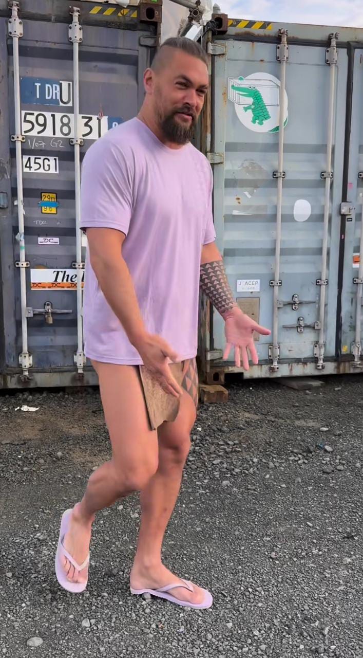 Jason Momoa foto con playera lavanda