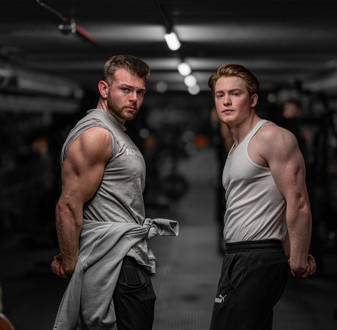 Kit Connor junto a Josh Lee Spooner.