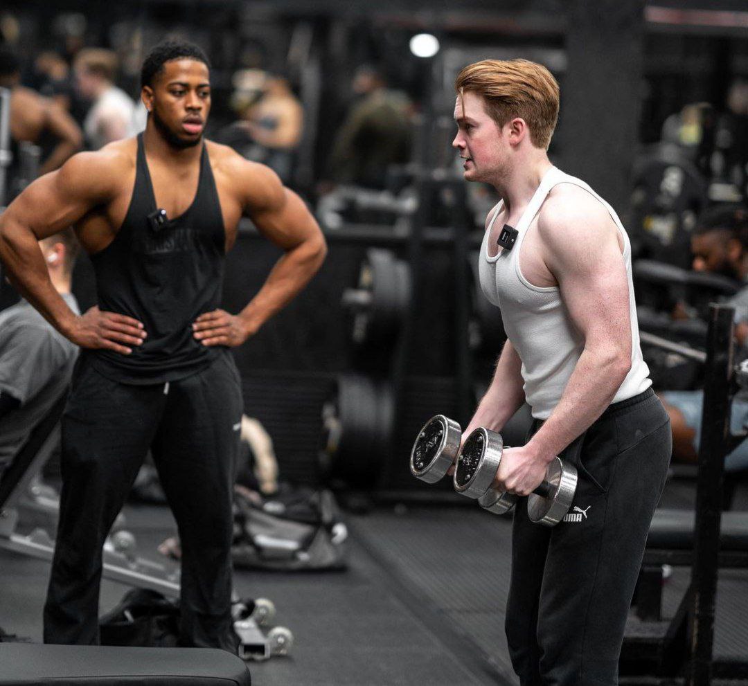 Kit Connor entrenando hombros