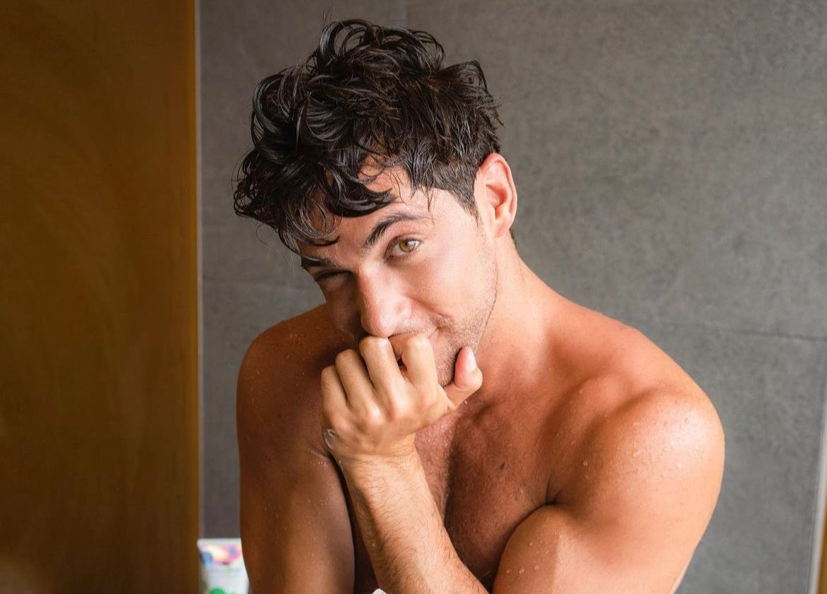 Actor mexicano en la ducha