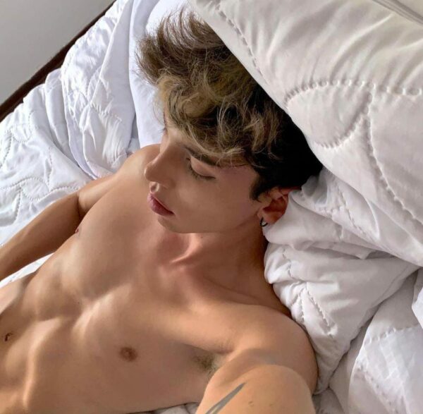 Micke Holguin influencer confundido con Bizarrap.