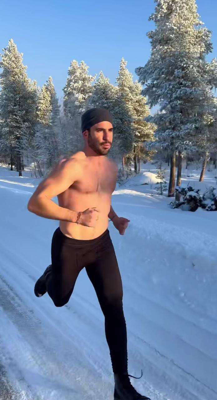 actor corriendo en la nieve