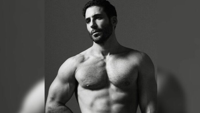 Miguel Ángel Silvestre sesión de fotos para Esquire blanco y negro desnudo.