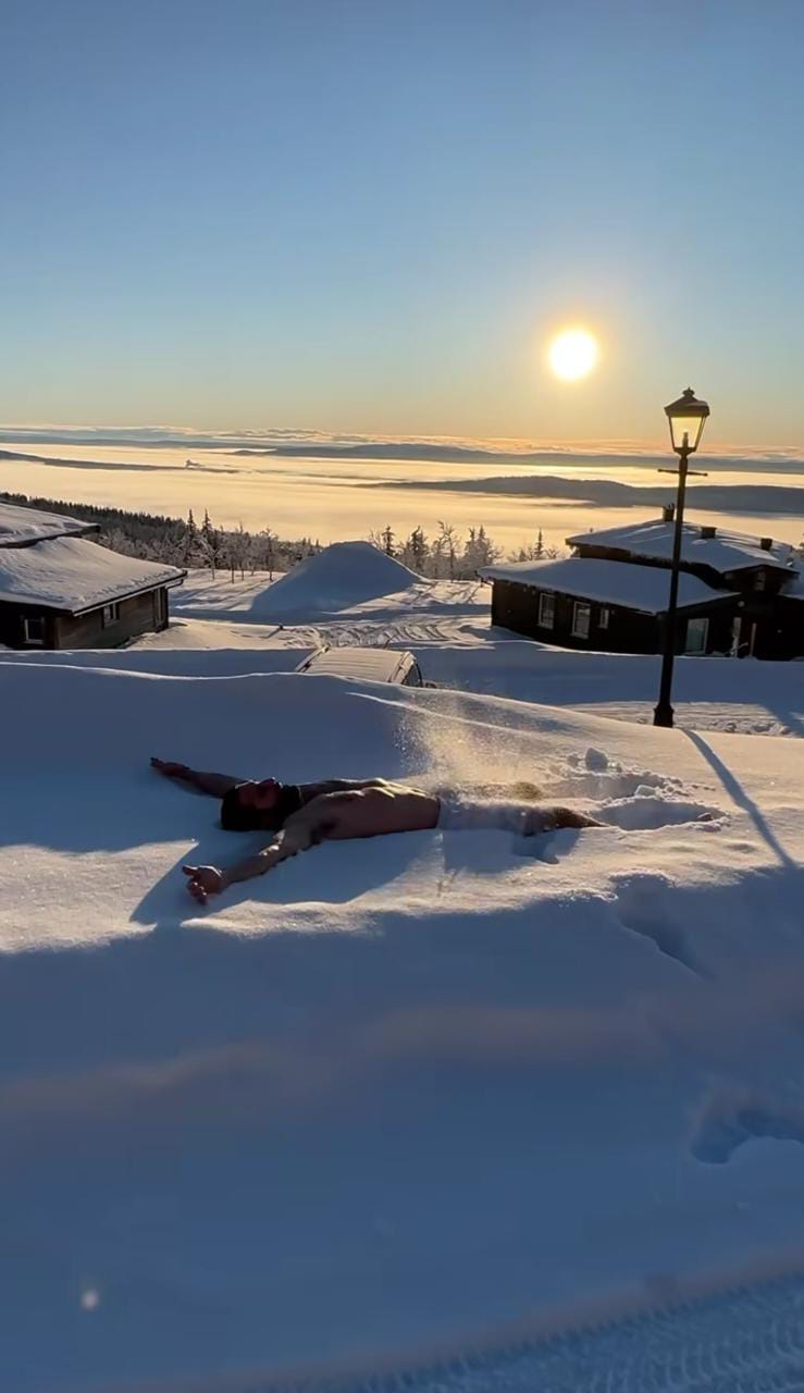 Miguel Ángel Silvestre haciendo angelitos en la nieve