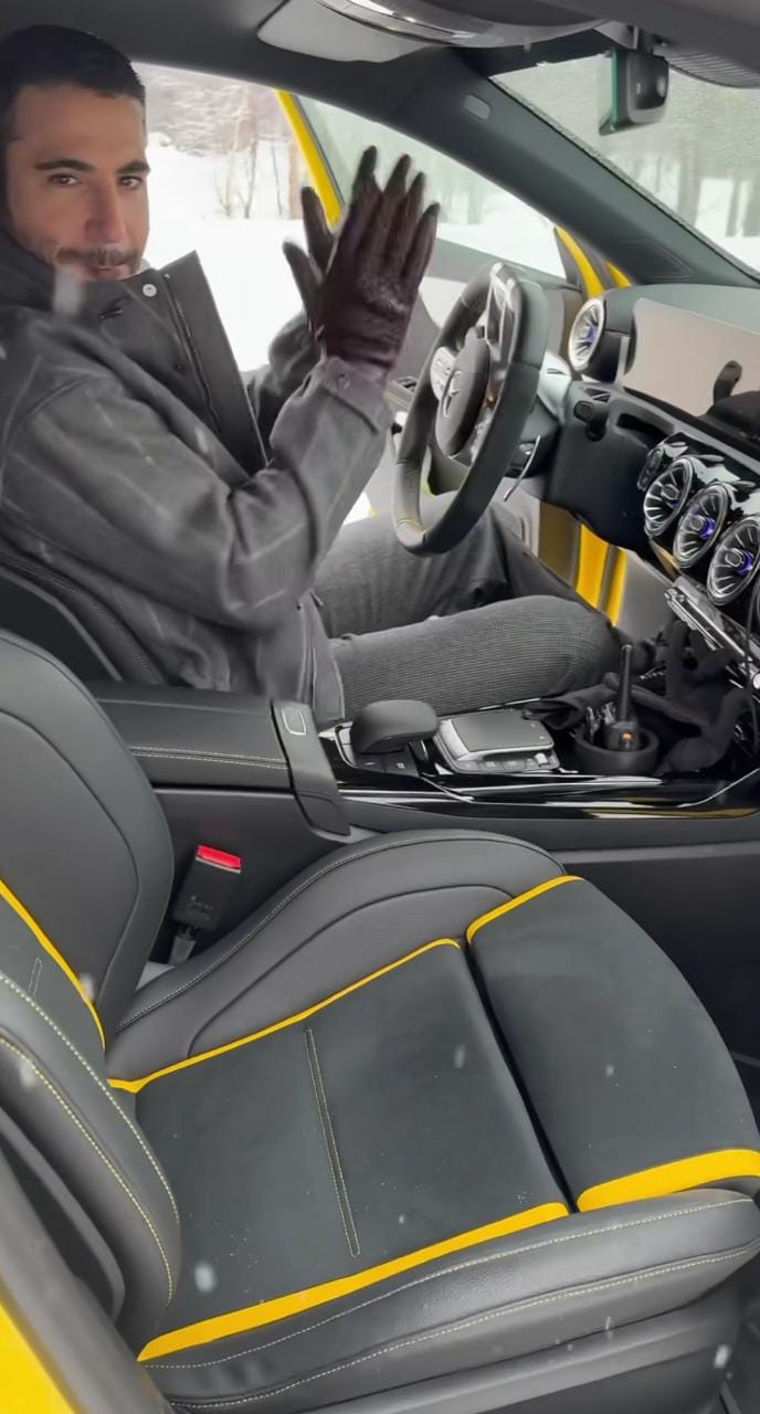 Miguel Ángel Silvestre a punto de manejar un Mercedes-Benz