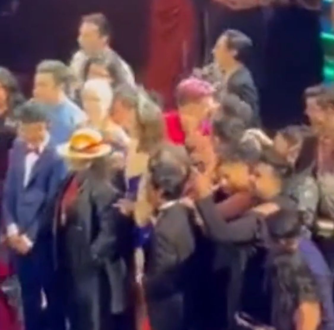 beso entre los artistas