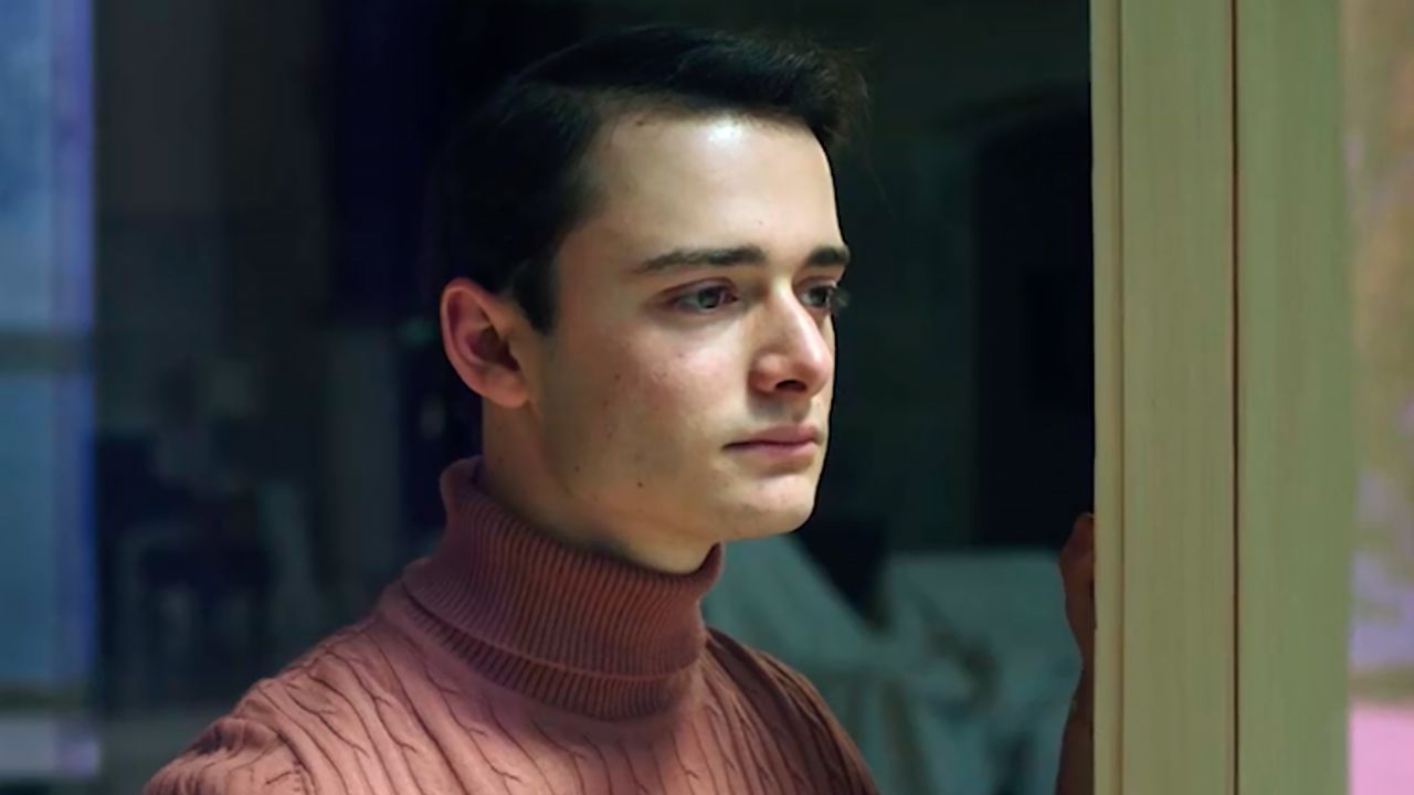 Noah Schnapp Jackson en The Tutor película de suspenso reparto elenco estreno