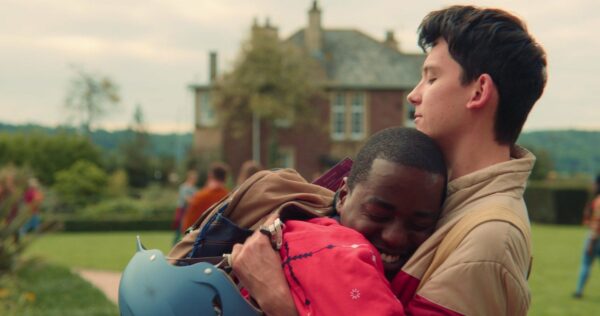 Otis y Eric de Sex Education series adolescentes lgbt+ emociones