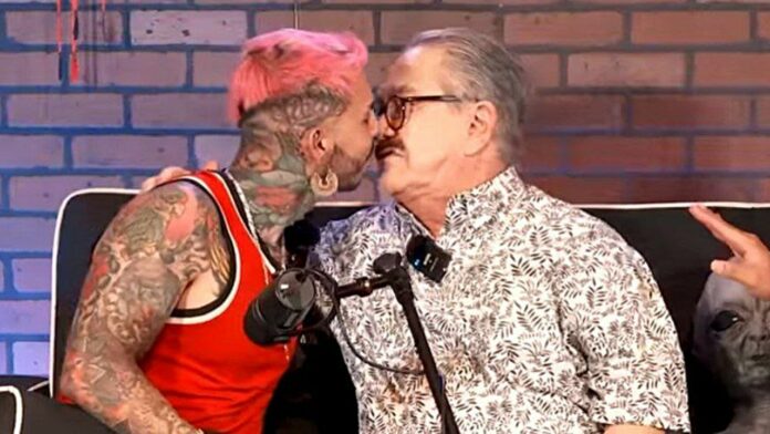 Pedro Sola y Aldair Leal beso en podcast Somos+Batos