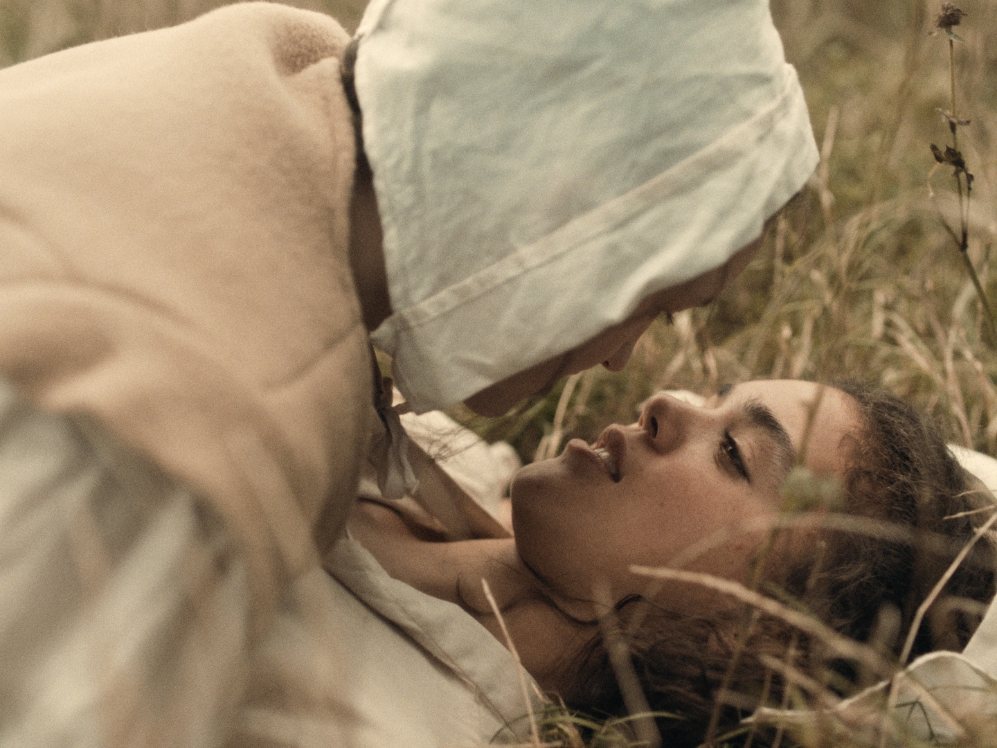 Bella Ramsey y Safia Oakley Green en Requiem