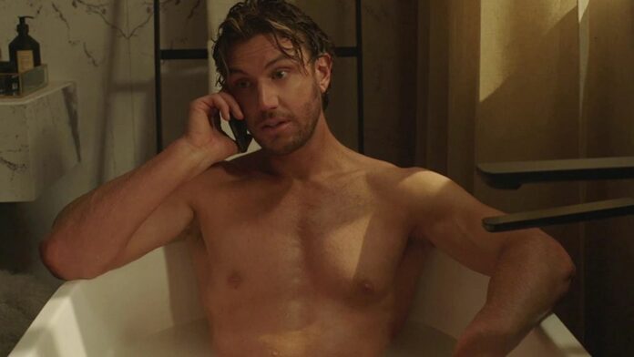 Sex/Life Adam Demos escena en la ducha sin ropa Brad