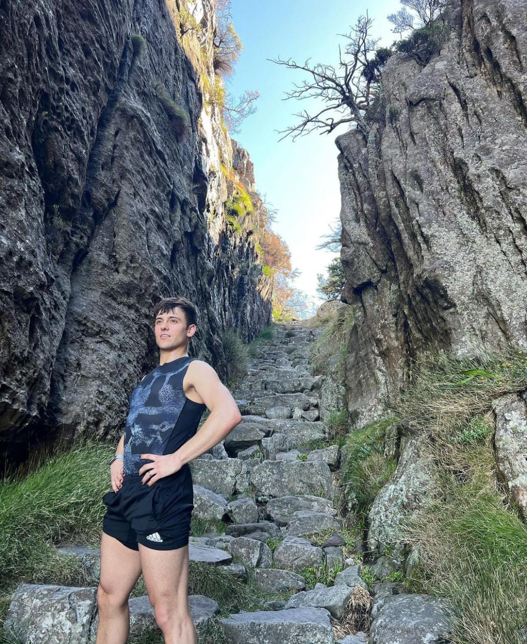 Tom Daley foto de cuerpo completo posando