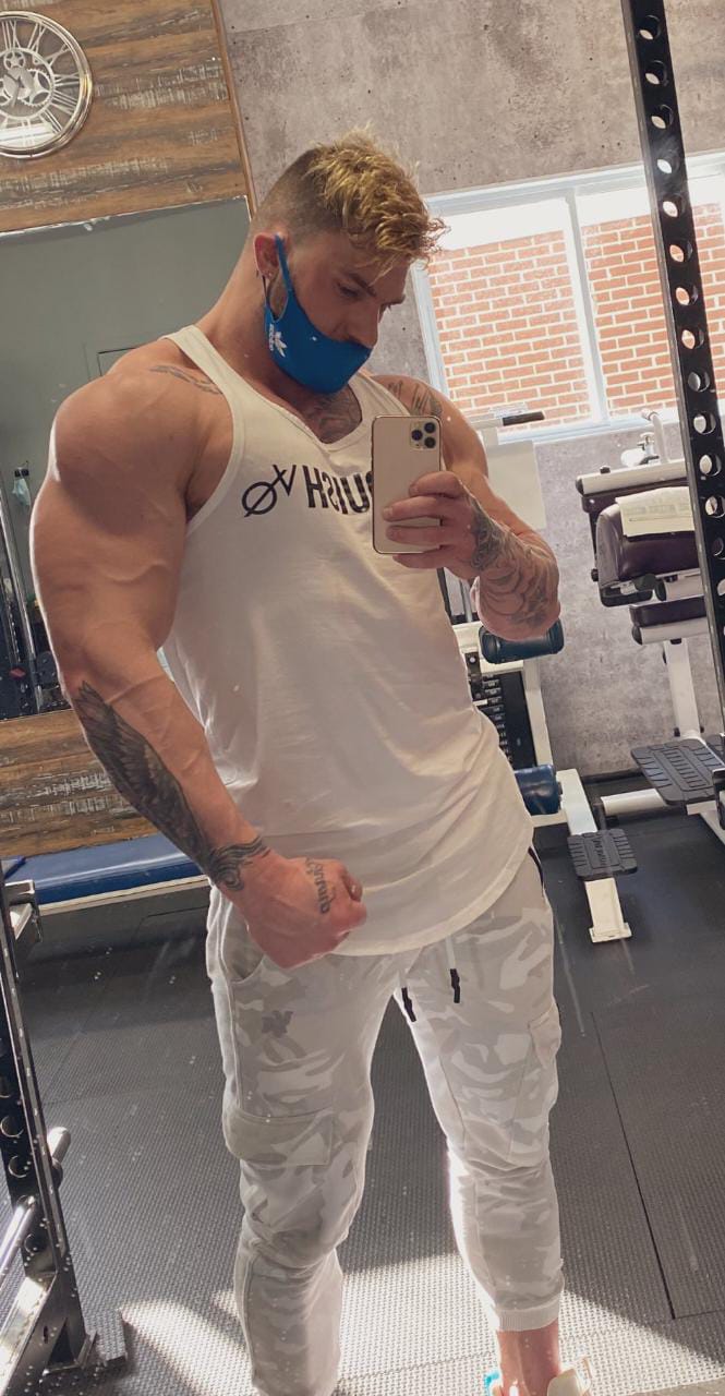 actor canadiense en el gimnasio