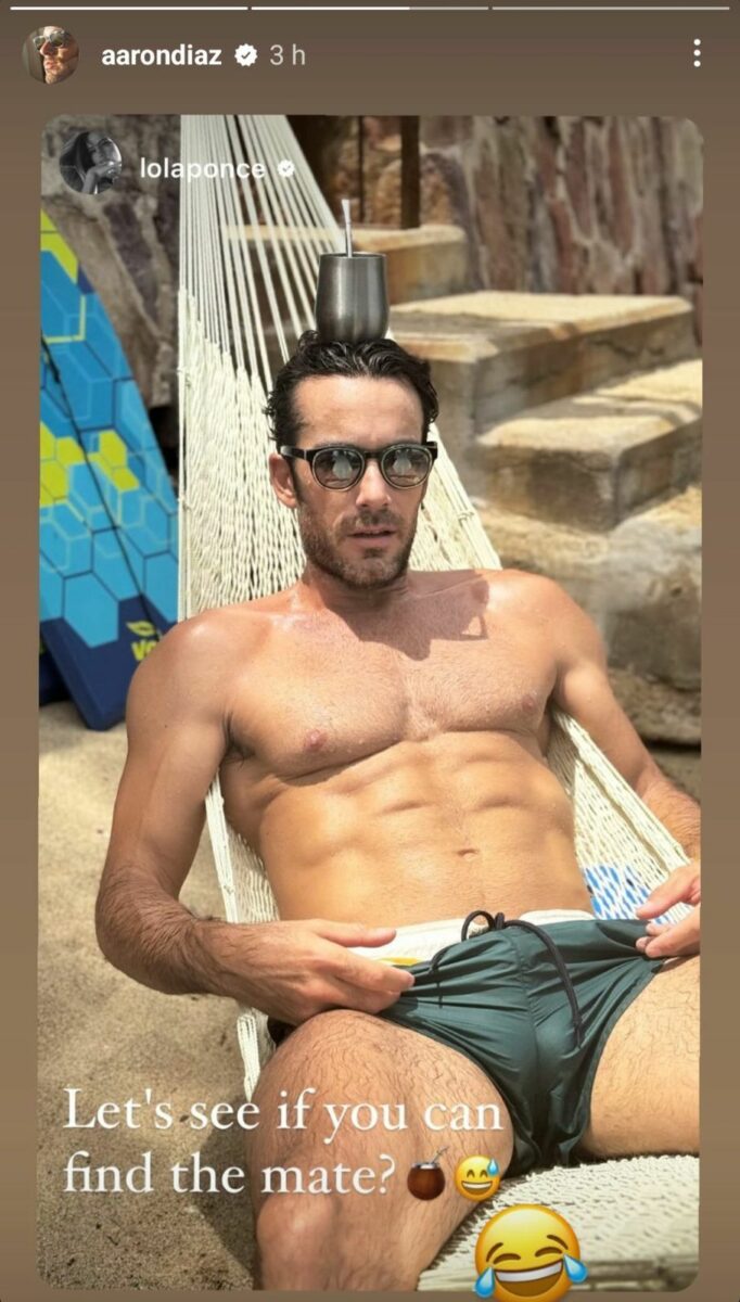 aarón díaz actor en traje de baño