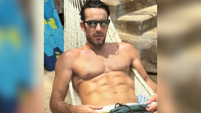 Aarón Díaz actor sin playera en traje de baño mojado fotos