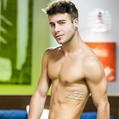 Allen King sin camiseta.