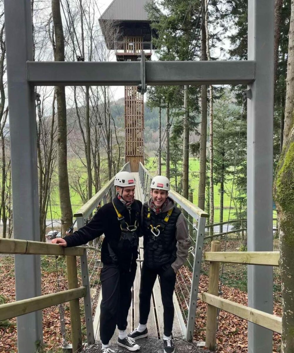 Bradley Riches y su novio