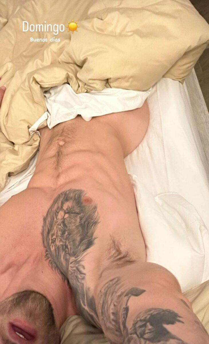 David Ortega foto en sábanas blancas