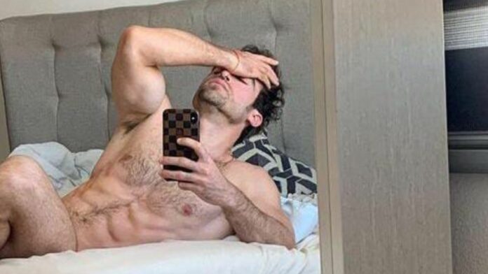 David Ortega fotos en cama sábanas blancas.