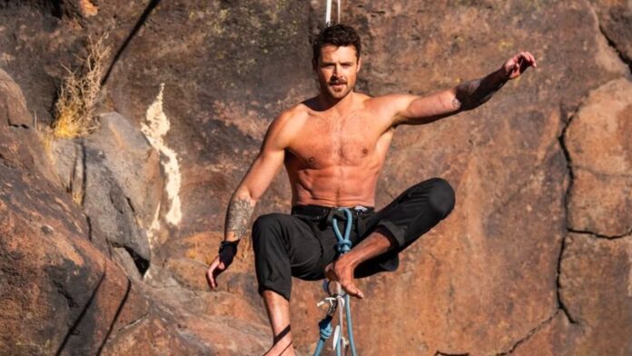 Dylan Efron fotos haciendo cuerda floja sin playera trasero