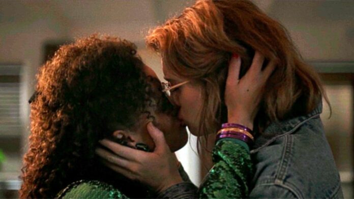 episodios-lgbt-black-mirror-beso-san-junipero San Junipero, beso lésbico en Black Mirror episodios capítulos LGBT+.