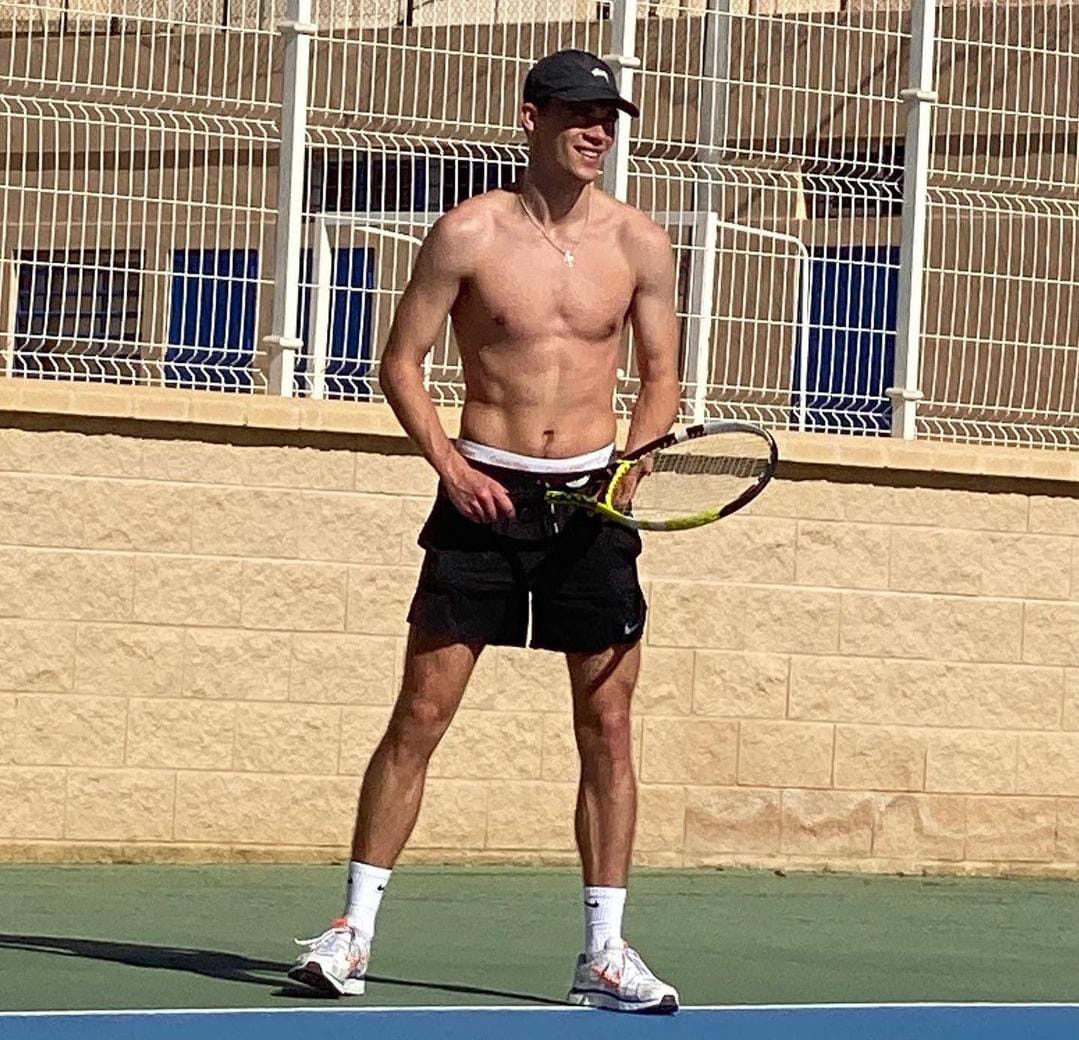 Gleb Abrosimov practicando tenis. 