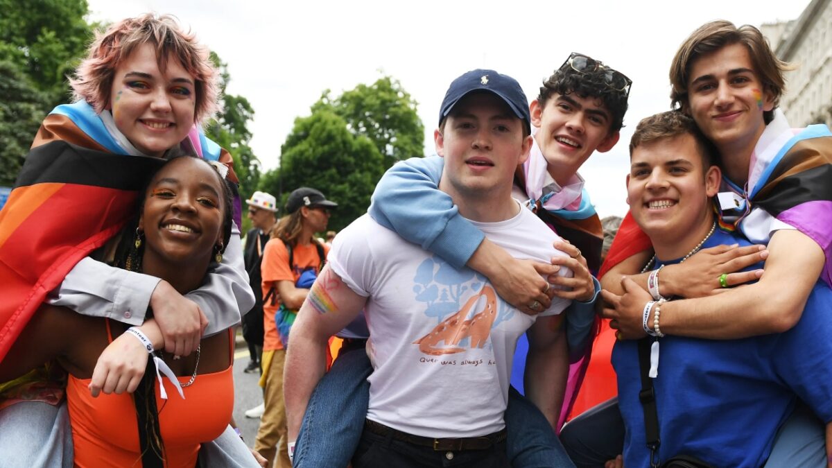 heartstopper actores actrices lgbt vida real personajes portada