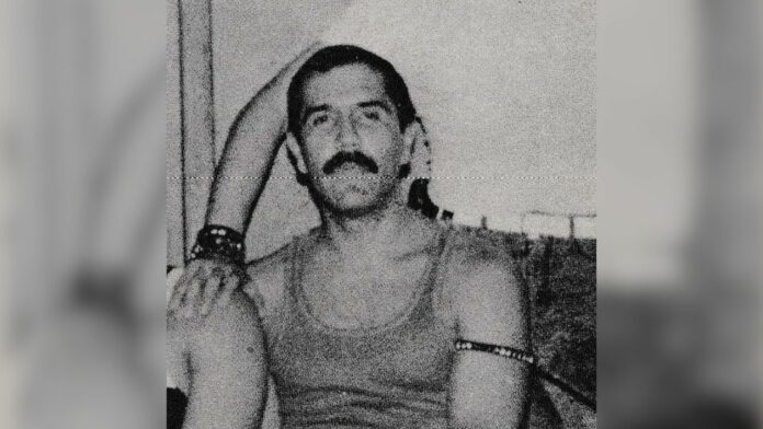 Luis González de Alba en El Taller, bar gay que creó.